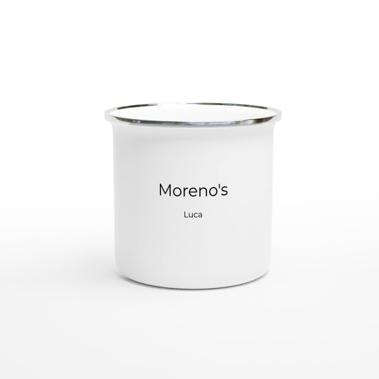Weiße Emailletasse mit Silberrand, Beispiel-Personalisierung "Moreno's" und Name "Luca"